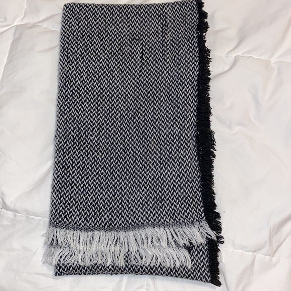 Zara Black and White Chevron Scarf - Picture 1 of 2